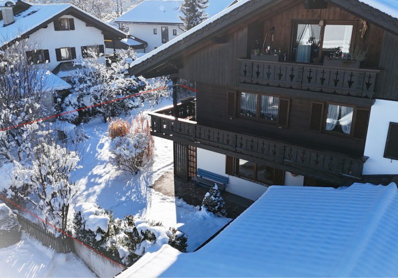 Großzügige Terrasse mit viel Garten